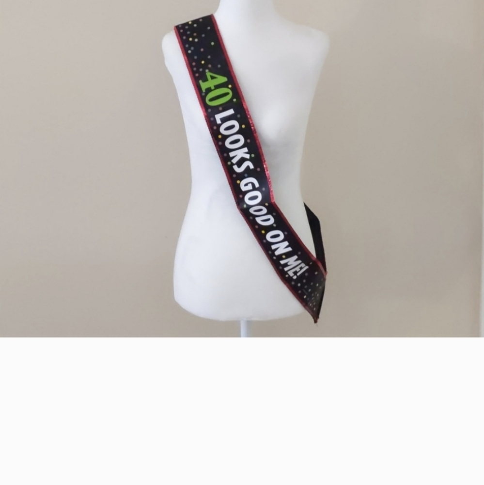 "40 Looks Good On Me!" Sash